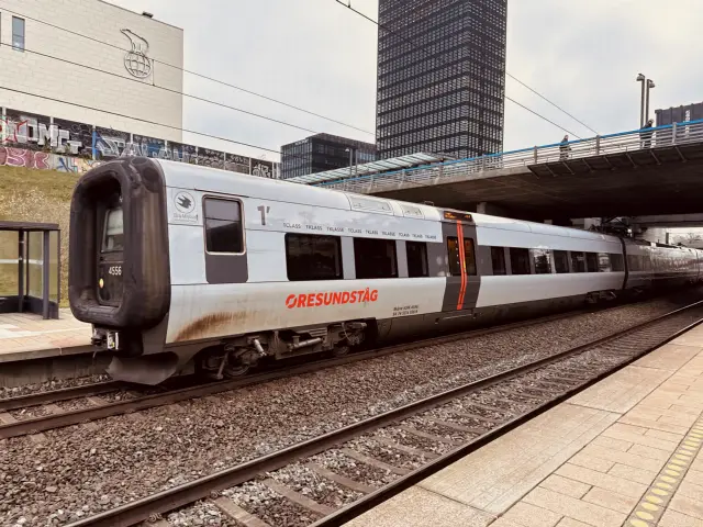 Billede af DSB ET 4356 fotograferet ud for Ørestad Station.