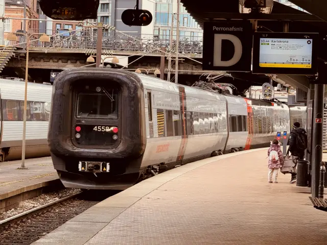 Billede af DSB ET 4358 fotograferet ud for København Hovedbanegård.