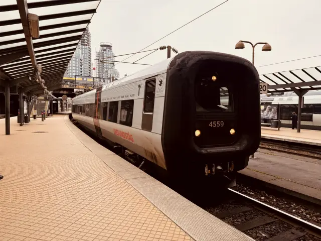 Billede af DSB ET 4359 fotograferet ud for København Hovedbanegård.