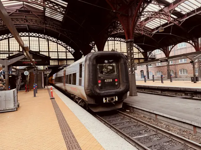 Billede af DSB ET 4359 fotograferet ud for København Hovedbanegård.