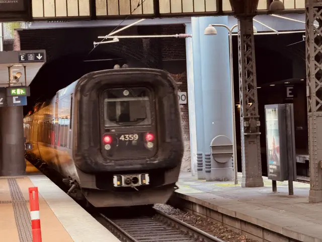 Billede af DSB ET 4359 fotograferet ud for København Hovedbanegård.