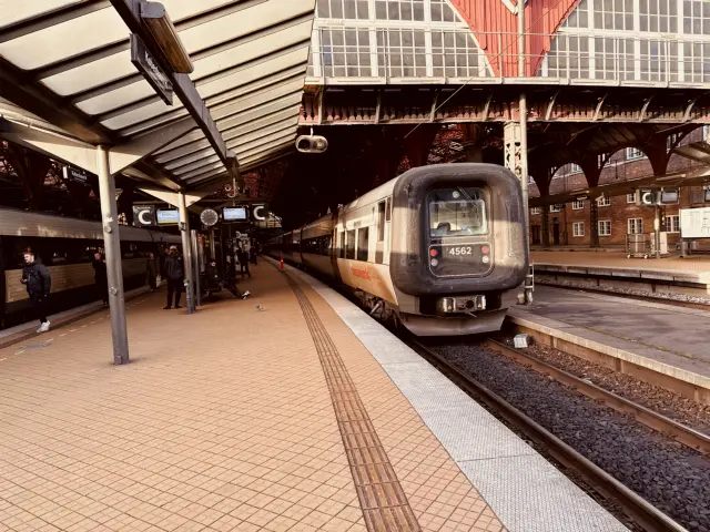 Billede af DSB ET 4362 fotograferet ud for København Hovedbanegård.