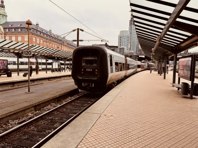 Billede af DSB ET 4363 fotograferet ud for København Hovedbanegård.