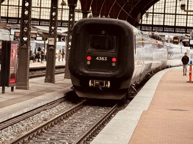 Billede af DSB ET 4363 fotograferet ud for København Hovedbanegård.