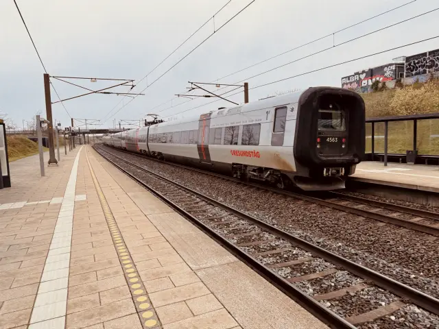 Billede af DSB ET 4363 fotograferet ud for Ørestad Station.
