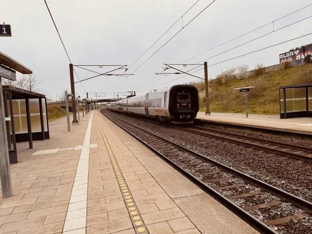 Billede af DSB ET 4363 fotograferet ud for Ørestad Station.