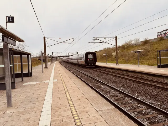 Billede af DSB ET 4363 fotograferet ud for Ørestad Station.