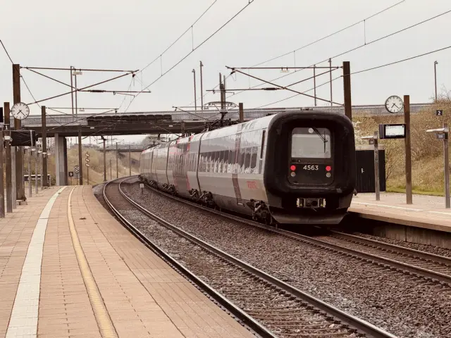 Billede af DSB ET 4363 fotograferet ud for Ørestad Station.