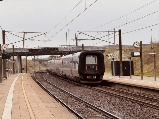 Billede af DSB ET 4363 fotograferet ud for Ørestad Station.