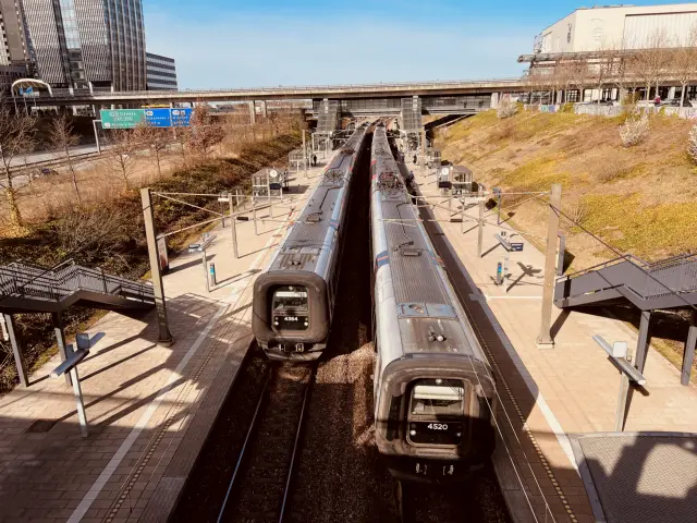 Billede af DSB ET 4364 fotograferet ud for Ørestad Station.
