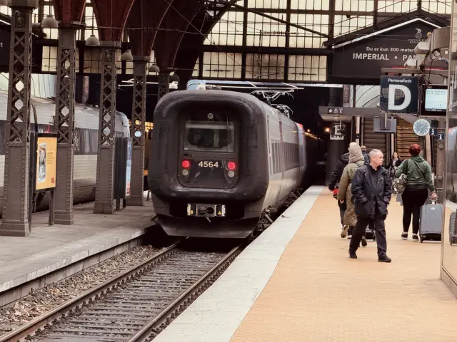 Billede af DSB ET 4364 fotograferet ud for København Hovedbanegård.