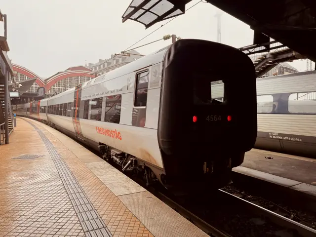 Billede af DSB ET 4364 fotograferet ud for København Hovedbanegård.