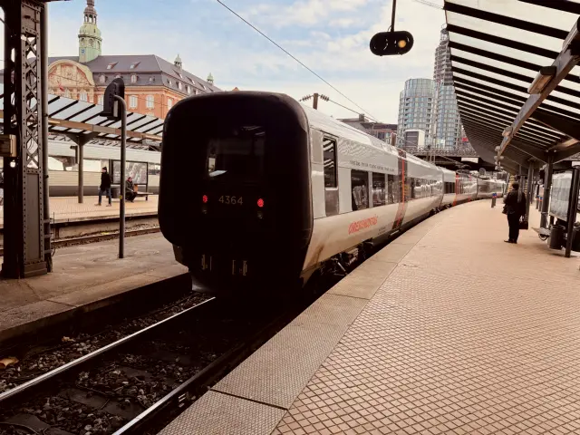 Billede af DSB ET 4364 fotograferet ud for København Hovedbanegård.