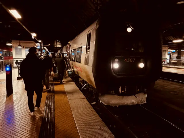 Billede af DSB ET 4367 fotograferet ud for København Hovedbanegård.