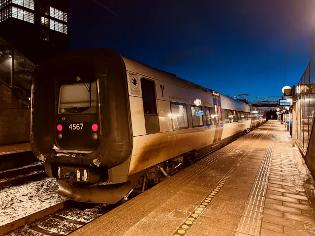 Billede af DSB ET 4367 fotograferet ud for Ørestad Station.