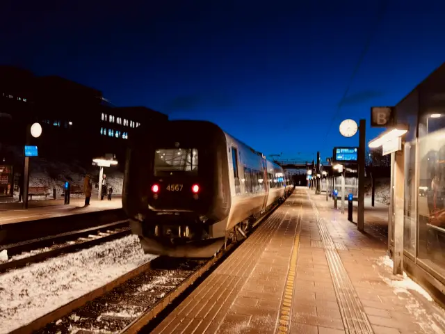 Billede af DSB ET 4367 fotograferet ud for Ørestad Station.