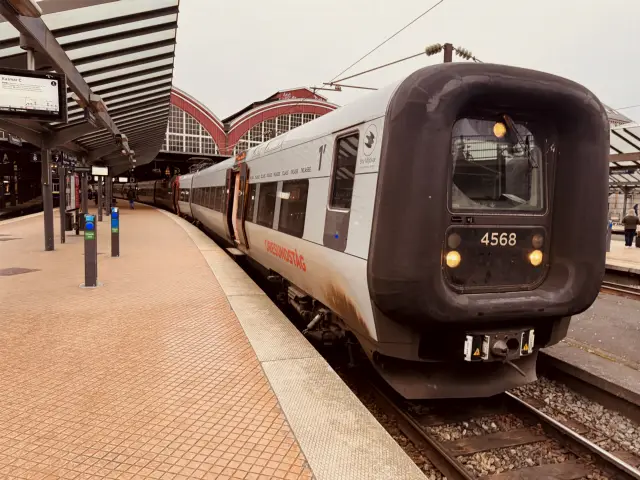 Billede af DSB ET 4368 fotograferet ud for København Hovedbanegård.
