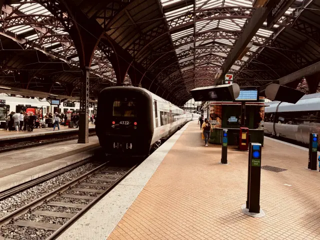 Billede af DSB ET 4372 fotograferet ud for København Hovedbanegård.