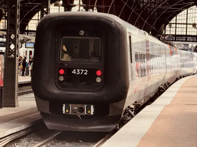 Billede af DSB ET 4372 fotograferet ud for København Hovedbanegård.