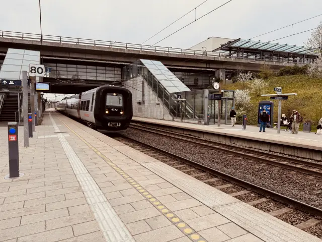 Billede af DSB ET 4372 fotograferet ud for Ørestad Station.