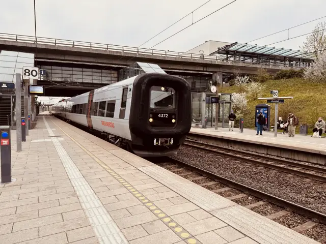 Billede af DSB ET 4372 fotograferet ud for Ørestad Station.