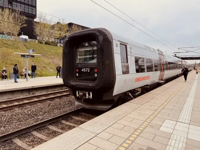 Billede af DSB ET 4372 fotograferet ud for Ørestad Station.