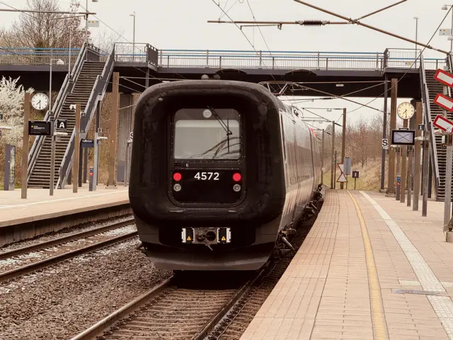 Billede af DSB ET 4372 fotograferet ud for Ørestad Station.