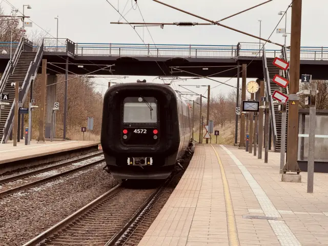 Billede af DSB ET 4372 fotograferet ud for Ørestad Station.