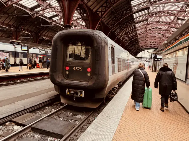 Billede af DSB ET 4375 fotograferet ud for København Hovedbanegård.