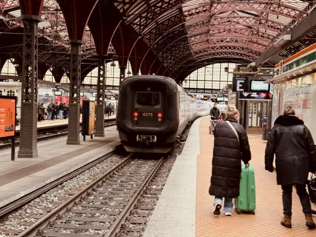 Billede af DSB ET 4375 fotograferet ud for København Hovedbanegård.
