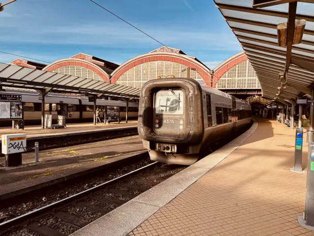 Billede af DSB ET 4376 fotograferet ud for København Hovedbanegård.