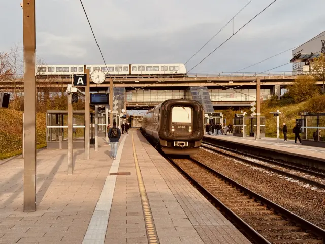 Billede af DSB ET 4376 fotograferet ud for Ørestad Station.