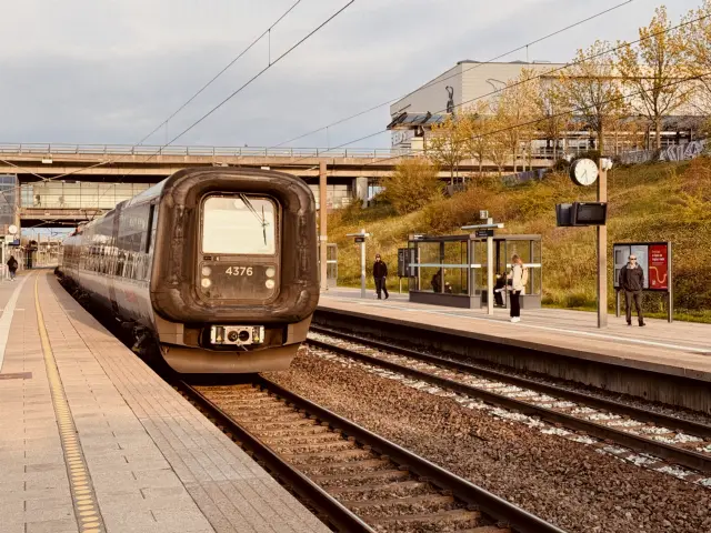 Billede af DSB ET 4376 fotograferet ud for Ørestad Station.
