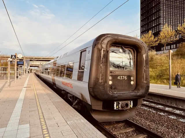 Billede af DSB ET 4376 fotograferet ud for Ørestad Station.