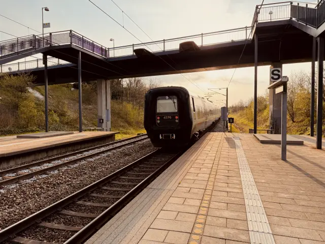 Billede af DSB ET 4376 fotograferet ud for Ørestad Station.