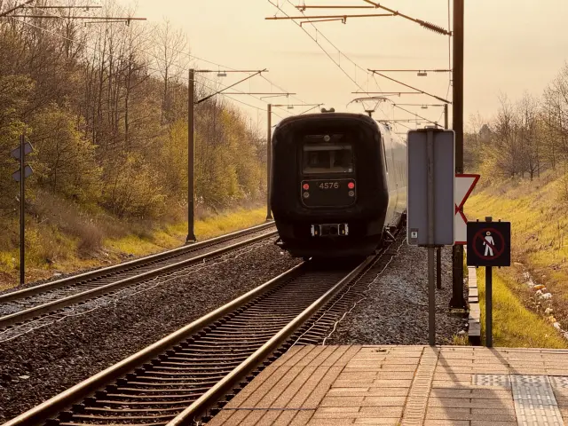Billede af DSB ET 4376 fotograferet ud for Ørestad Station.