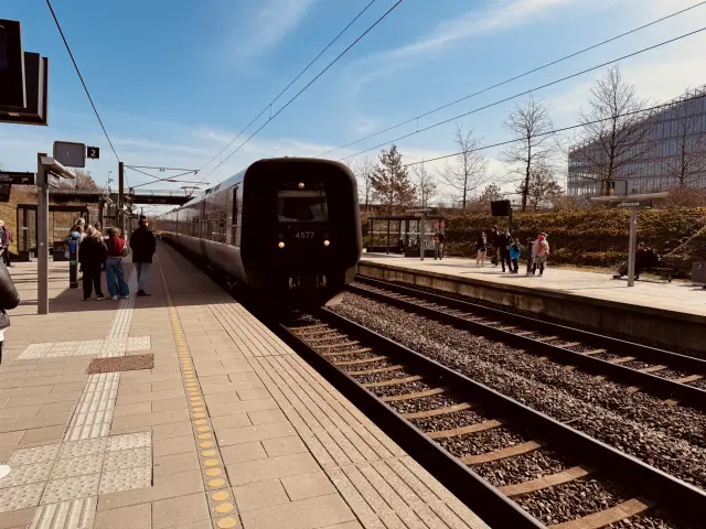 Billede af DSB ET 4377 fotograferet ud for Ørestad Station.