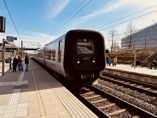 Billede af DSB ET 4377 fotograferet ud for Ørestad Station.