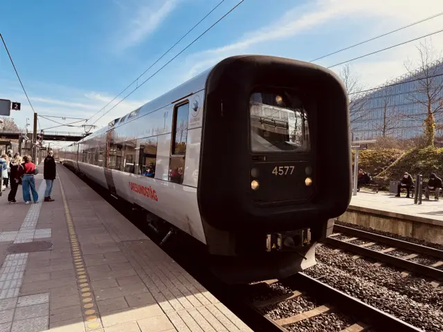 Billede af DSB ET 4377 fotograferet ud for Ørestad Station.