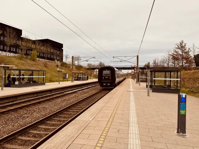 Billede af DSB ET 4381 fotograferet ud for Ørestad Station.
