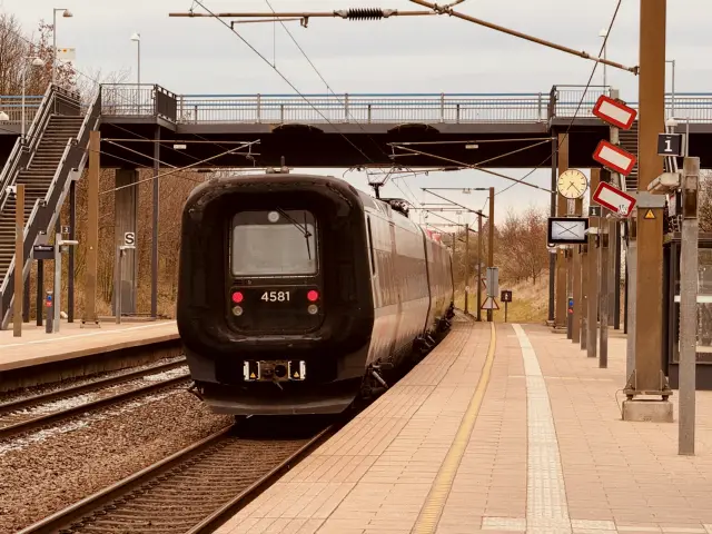 Billede af DSB ET 4381 fotograferet ud for Ørestad Station.