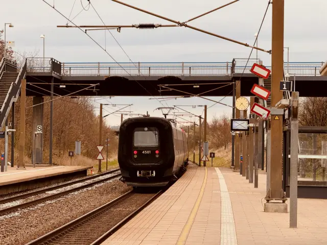 Billede af DSB ET 4381 fotograferet ud for Ørestad Station.