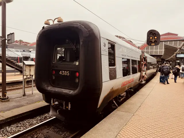 Billede af DSB ET 4385 fotograferet ud for København Hovedbanegård.