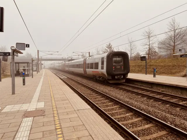 Billede af DSB ET 4385 fotograferet ud for Ørestad Station.
