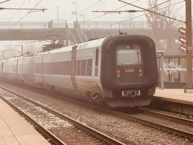 Billede af DSB ET 4385 fotograferet ud for Ørestad Station.