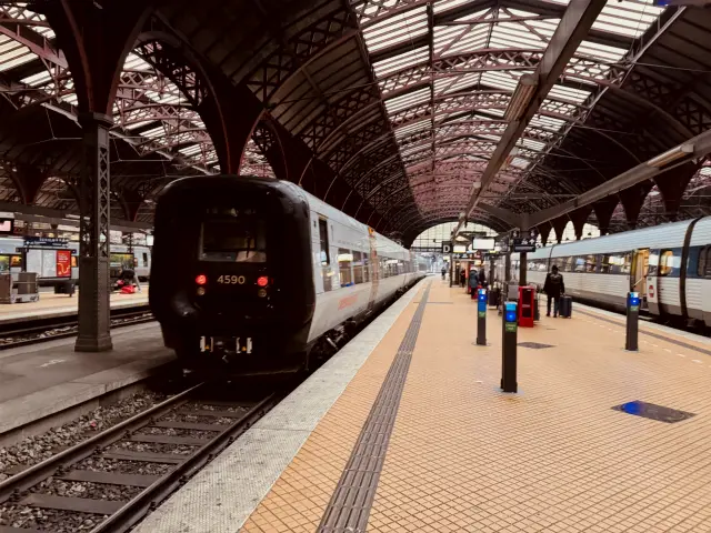 Billede af DSB ET 4390 fotograferet ud for København Hovedbanegård.