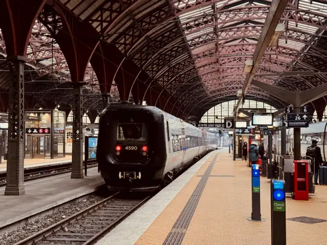 Billede af DSB ET 4390 fotograferet ud for København Hovedbanegård.