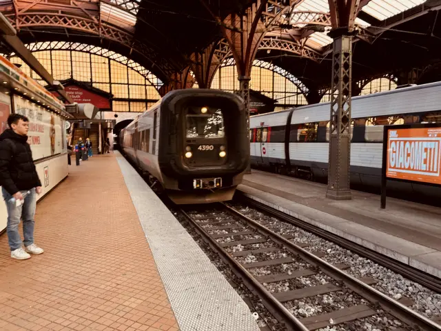 Billede af DSB ET 4390 fotograferet ud for København Hovedbanegård.