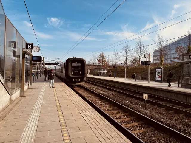 Billede af DSB ET 4390 fotograferet ud for Ørestad Station.