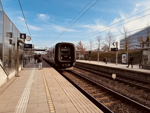 Billede af DSB ET 4390 fotograferet ud for Ørestad Station.